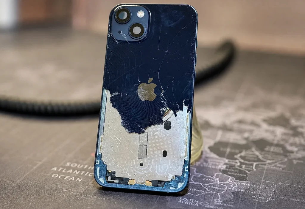 iPhone 13 z rozbitą tylną klapką - przed naprawą