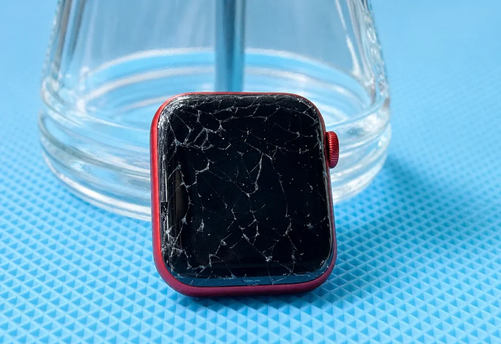 Apple Watch z rozbitym szkłem - przed naprawą